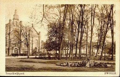 <p>Foto van de voorgevel van de Plantagekerk met de nieuwe gevelbeëindiging vanuit het Ter Pelkwijkpark uit ca. 1920 (HCO). </p>
